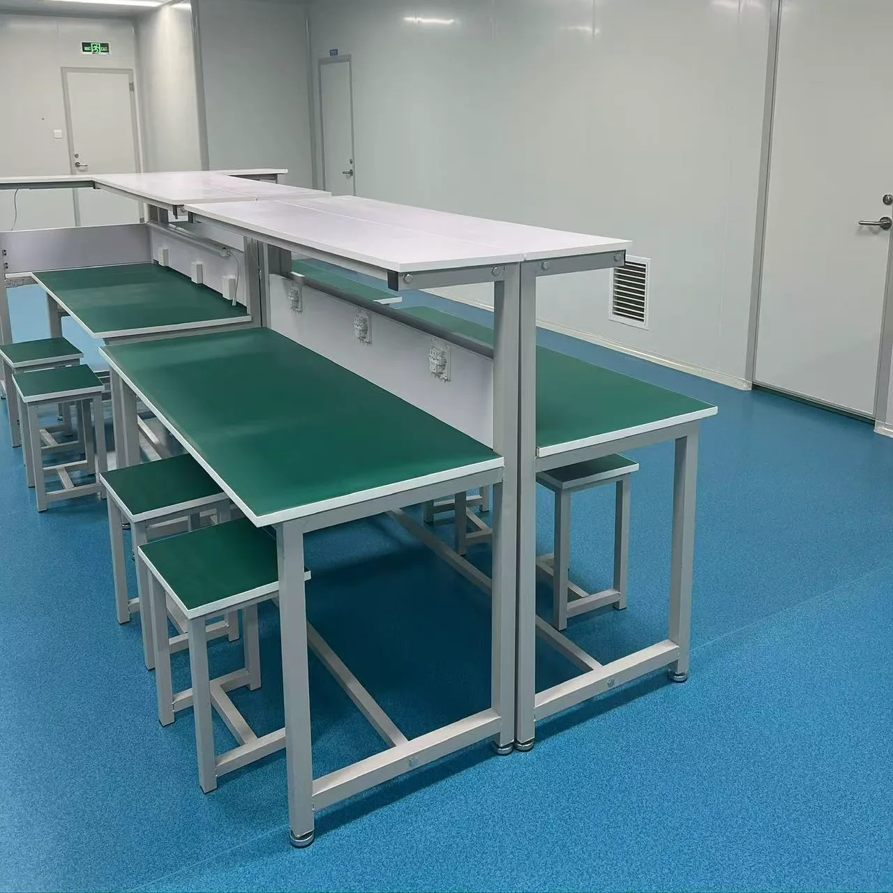 ISO 13485-compliant cleanroom workstations